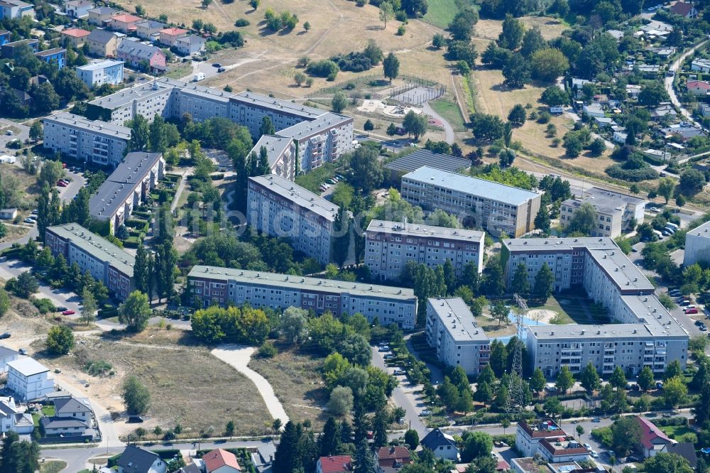 Berlin aus der Vogelperspektive: Plattenbau- Hochhaus- Wohnsiedlung Heinrich-Grüber-Straße - Wernerstraße im Ortsteil Hellersdorf in Berlin, Deutschland