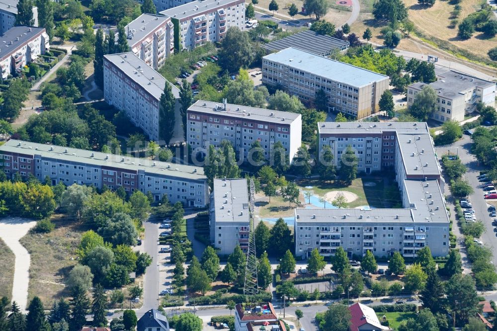 Luftbild Berlin - Plattenbau- Hochhaus- Wohnsiedlung Heinrich-Grüber-Straße - Wernerstraße im Ortsteil Hellersdorf in Berlin, Deutschland