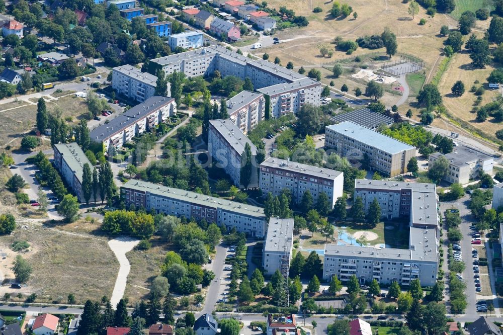 Luftaufnahme Berlin - Plattenbau- Hochhaus- Wohnsiedlung Heinrich-Grüber-Straße - Wernerstraße im Ortsteil Hellersdorf in Berlin, Deutschland