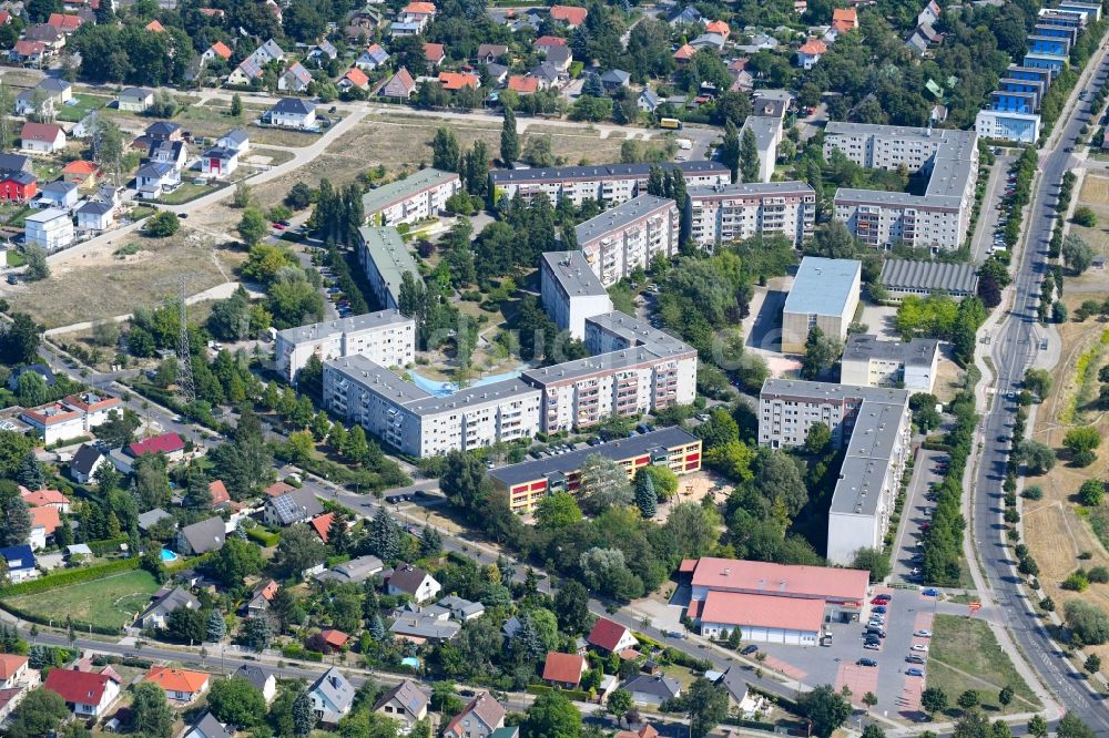 Luftbild Berlin - Plattenbau- Hochhaus- Wohnsiedlung Heinrich-Grüber-Straße - Wernerstraße im Ortsteil Hellersdorf in Berlin, Deutschland