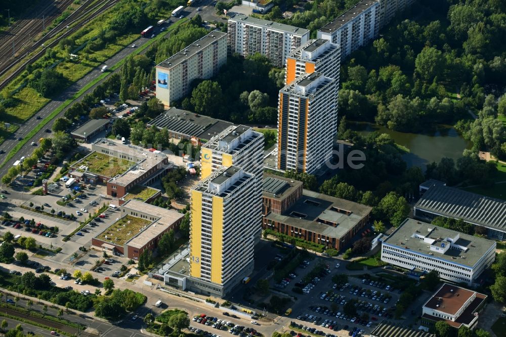 Luftaufnahme Berlin - Plattenbau- Hochhaus- Wohnsiedlung am Helene-Weigel-Platz im Ortsteil Marzahn-Hellersdorf in Berlin, Deutschland