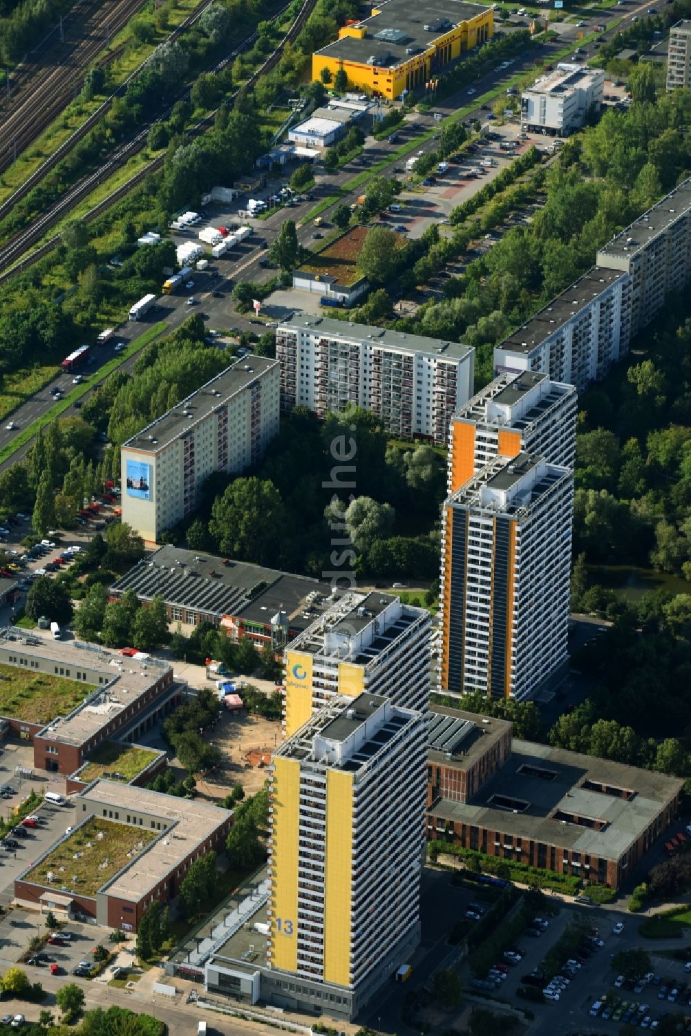 Luftaufnahme Berlin - Plattenbau- Hochhaus- Wohnsiedlung am Helene-Weigel-Platz im Ortsteil Marzahn-Hellersdorf in Berlin, Deutschland