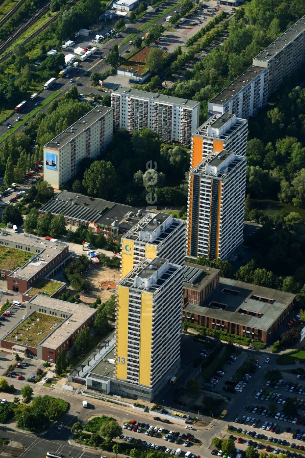 Berlin von oben - Plattenbau- Hochhaus- Wohnsiedlung am Helene-Weigel-Platz im Ortsteil Marzahn-Hellersdorf in Berlin, Deutschland