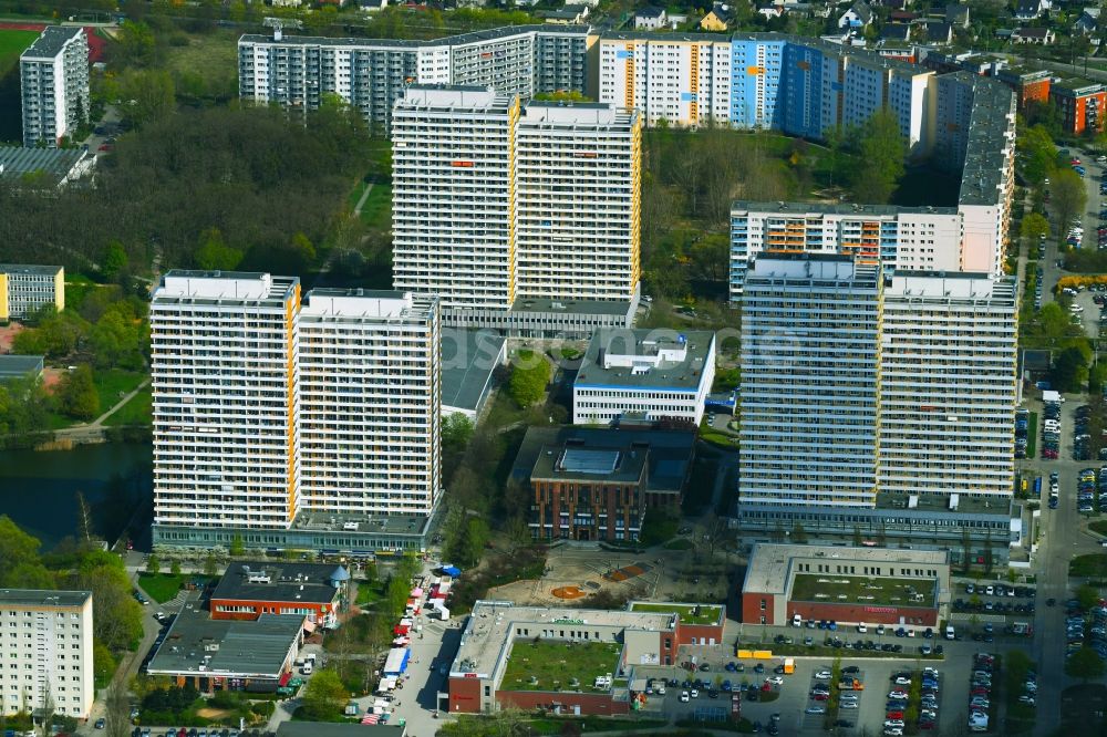 Luftaufnahme Berlin - Plattenbau- Hochhaus- Wohnsiedlung am Helene-Weigel-Platz im Ortsteil Marzahn-Hellersdorf in Berlin, Deutschland