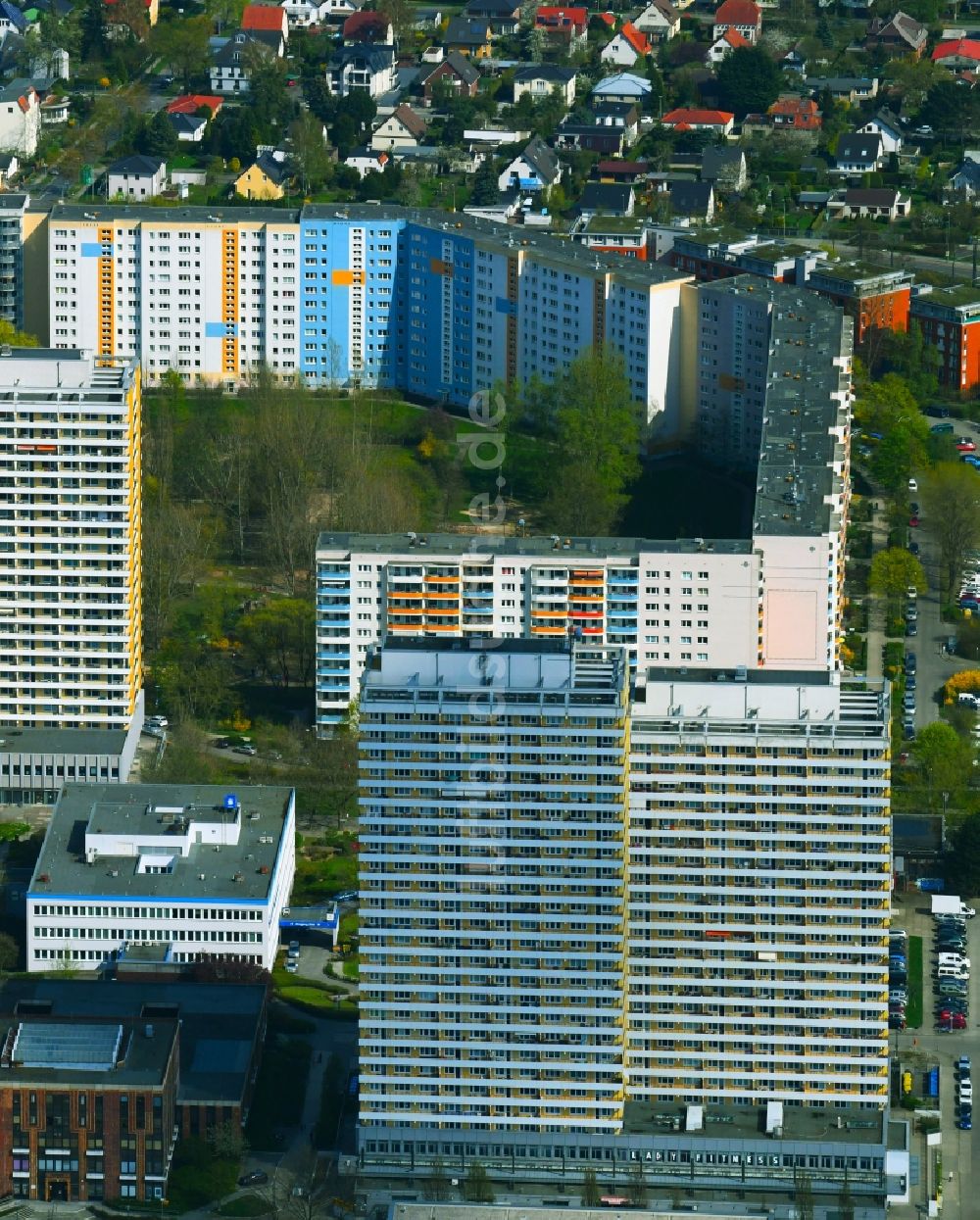 Berlin von oben - Plattenbau- Hochhaus- Wohnsiedlung am Helene-Weigel-Platz im Ortsteil Marzahn-Hellersdorf in Berlin, Deutschland