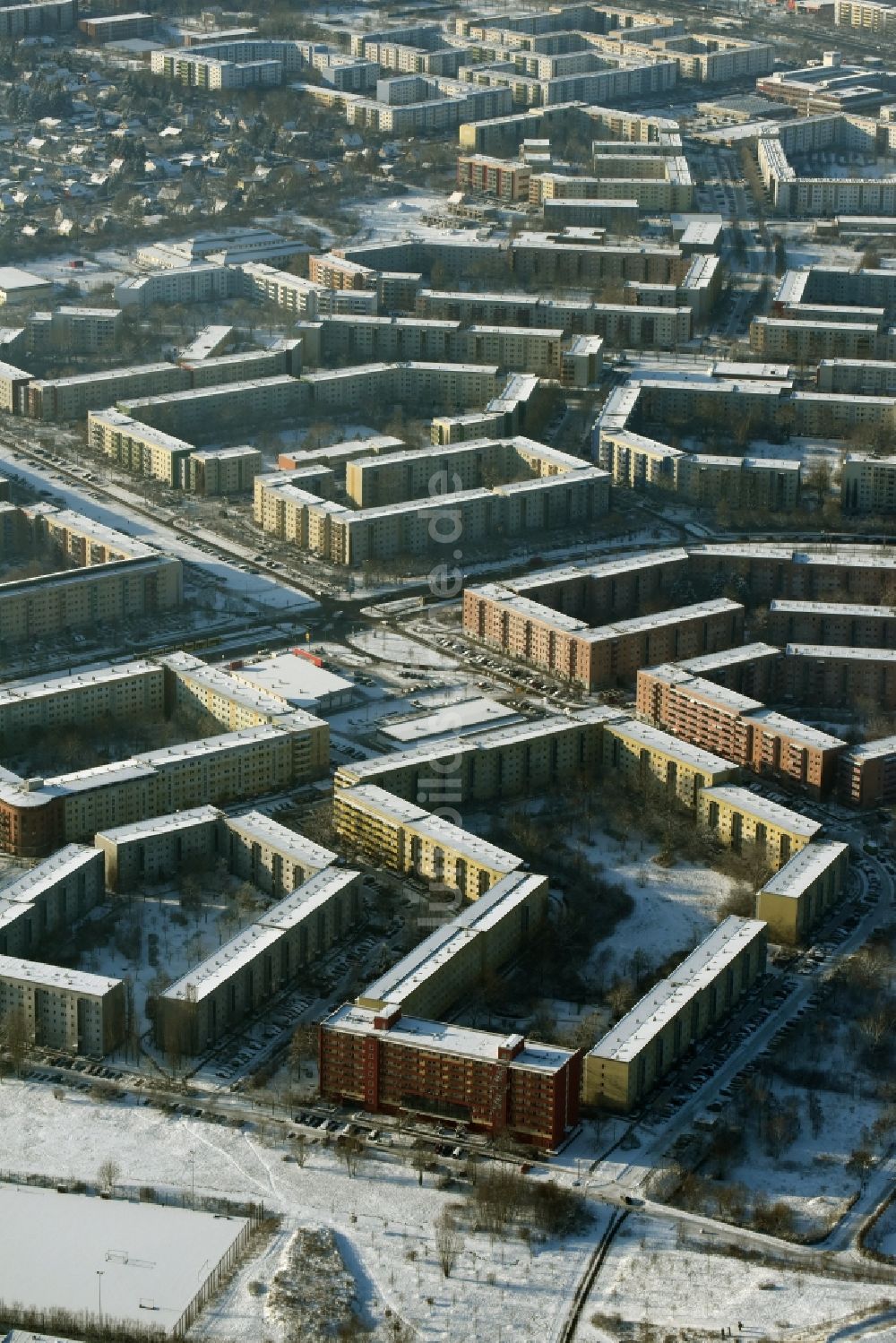 Berlin von oben - Plattenbau- Hochhaus- Wohnsiedlung in Hellersdorf in Berlin