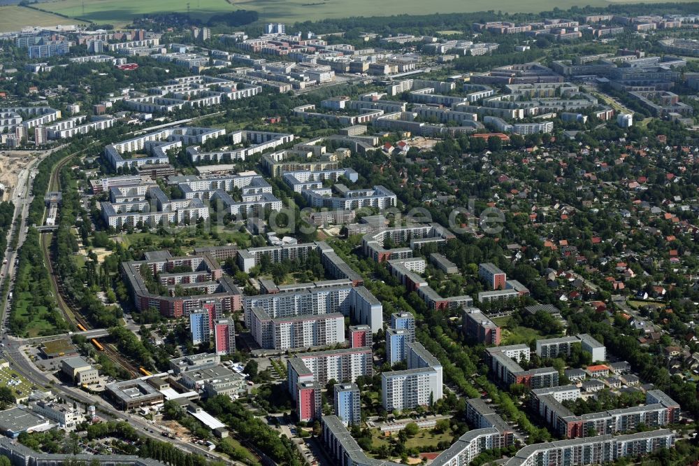 Luftaufnahme Berlin - Plattenbau- Hochhaus- Wohnsiedlung Hellersdorf in Berlin