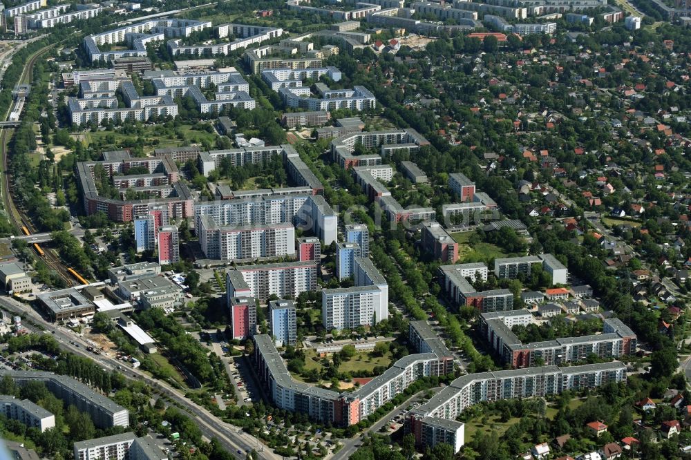 Berlin aus der Vogelperspektive: Plattenbau- Hochhaus- Wohnsiedlung Hellersdorf in Berlin