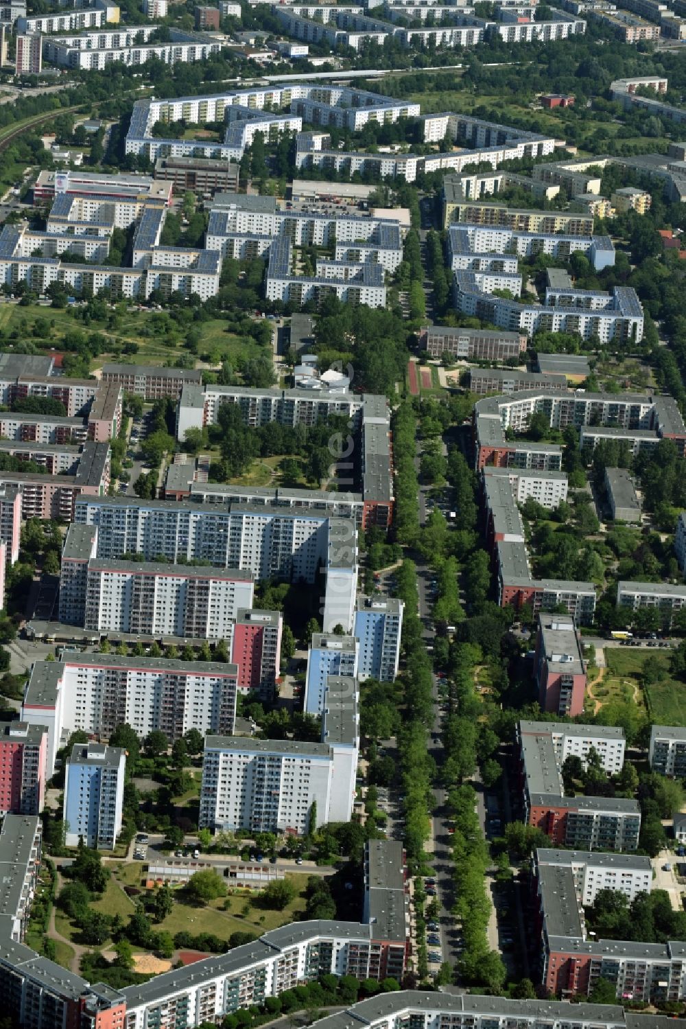 Luftbild Berlin - Plattenbau- Hochhaus- Wohnsiedlung Hellersdorf in Berlin