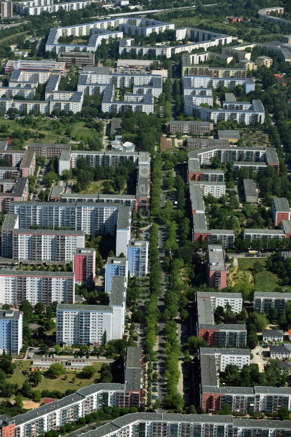 Luftaufnahme Berlin - Plattenbau- Hochhaus- Wohnsiedlung Hellersdorf in Berlin