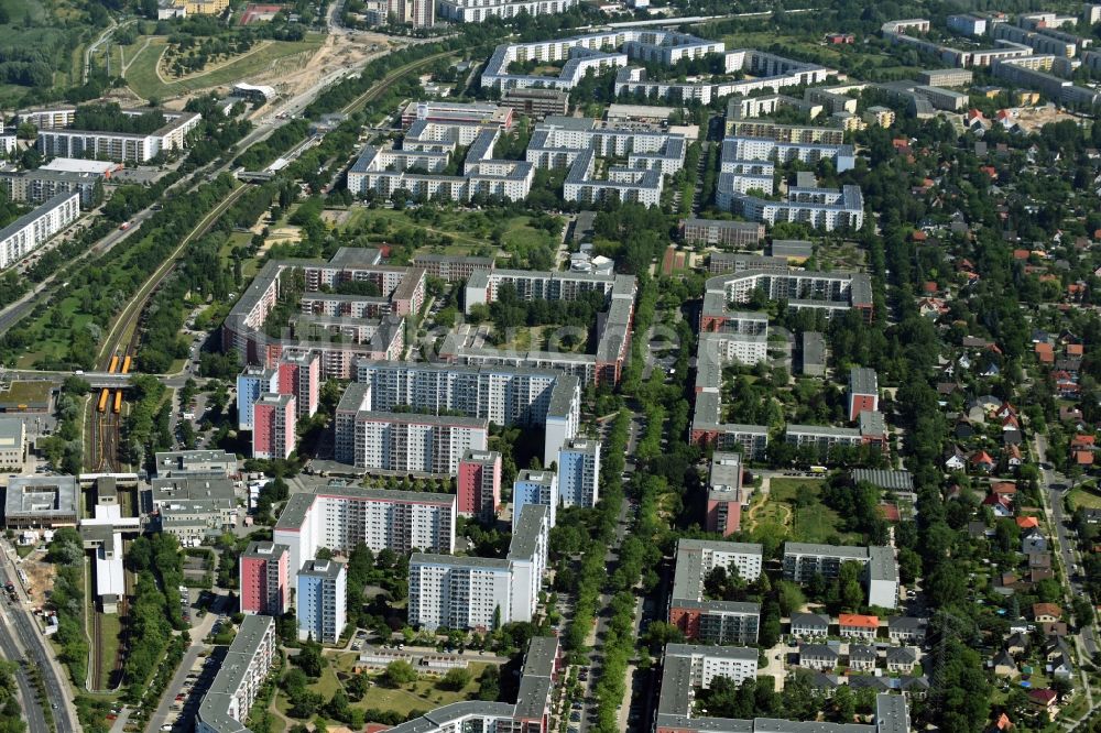 Berlin von oben - Plattenbau- Hochhaus- Wohnsiedlung Hellersdorf in Berlin