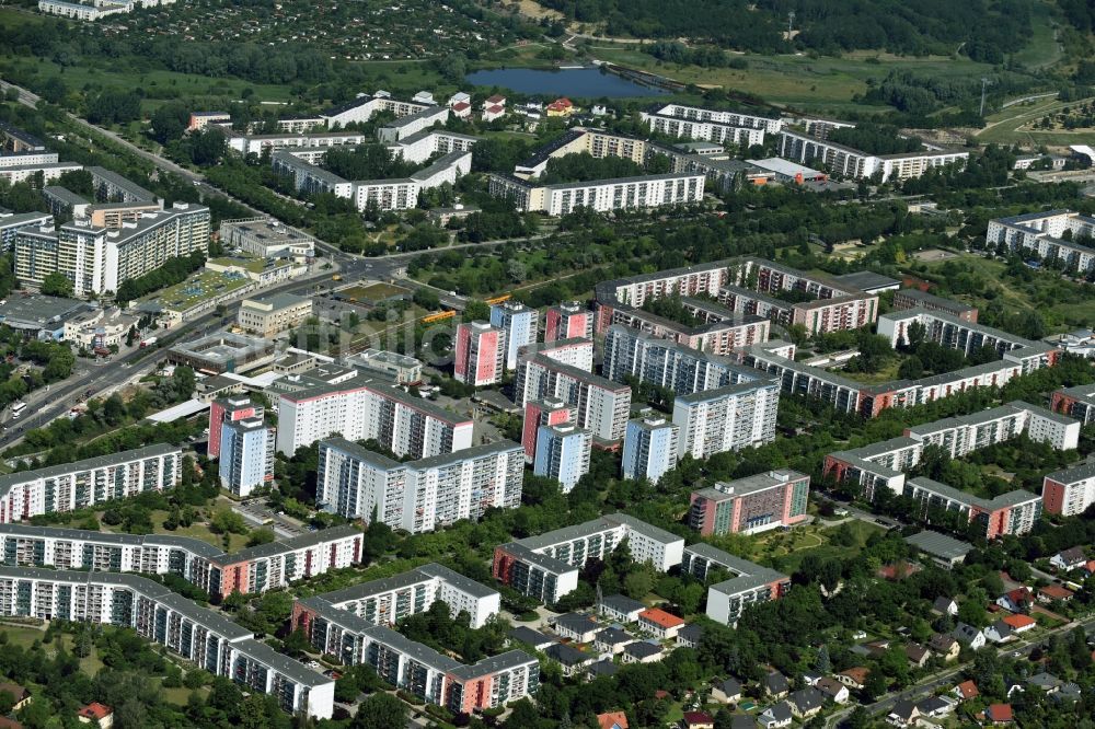 Berlin aus der Vogelperspektive: Plattenbau- Hochhaus- Wohnsiedlung Hellersdorf in Berlin