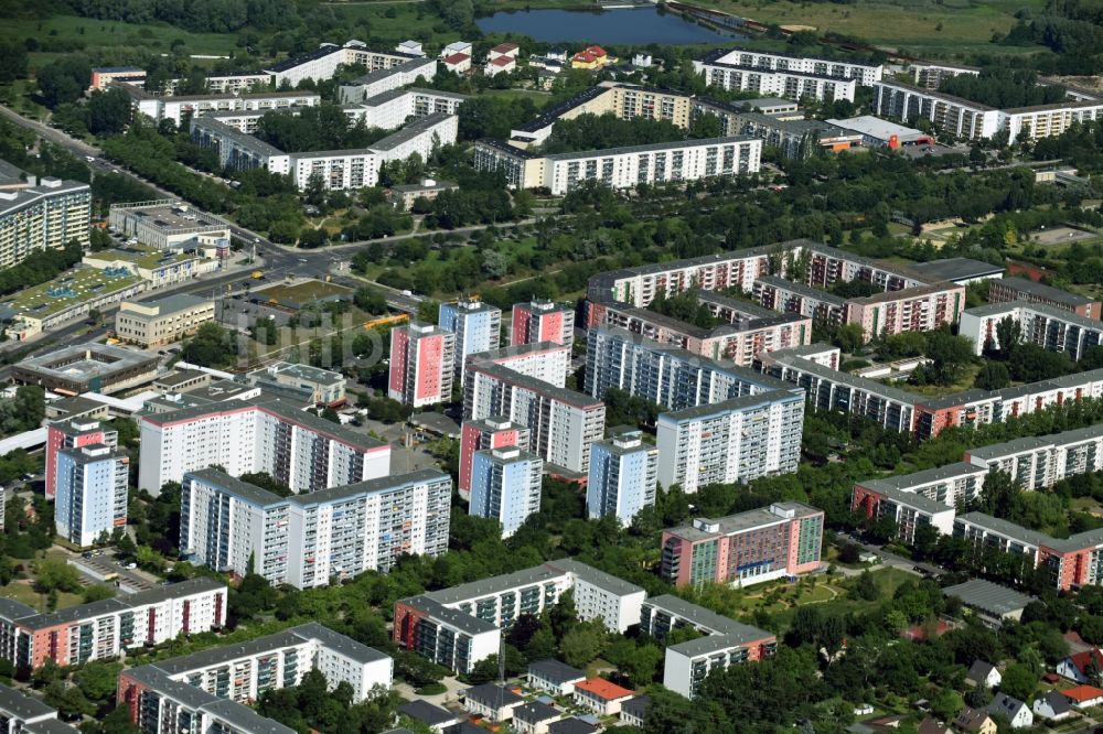 Luftbild Berlin - Plattenbau- Hochhaus- Wohnsiedlung Hellersdorf in Berlin