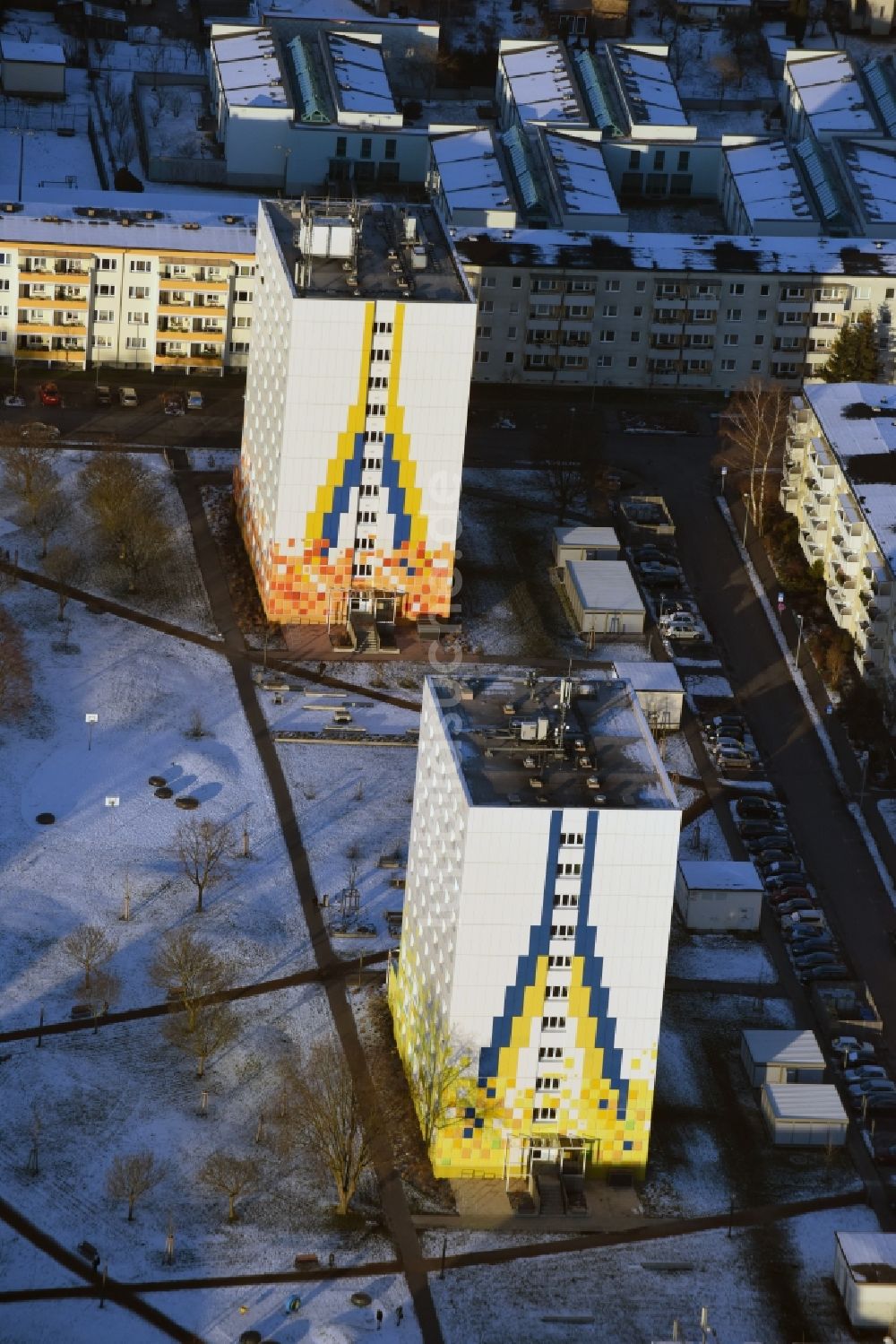 Luftbild Hennigsdorf - Plattenbau- Hochhaus- Wohnsiedlung in Hennigsdorf im Bundesland Brandenburg