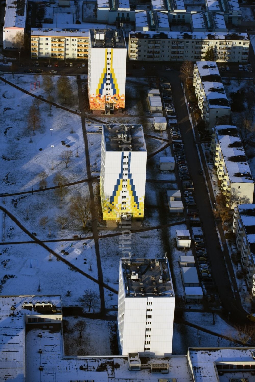 Luftaufnahme Hennigsdorf - Plattenbau- Hochhaus- Wohnsiedlung in Hennigsdorf im Bundesland Brandenburg