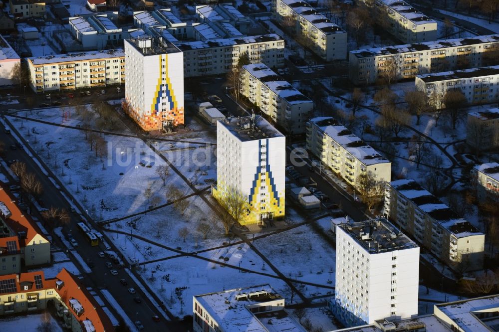 Hennigsdorf von oben - Plattenbau- Hochhaus- Wohnsiedlung in Hennigsdorf im Bundesland Brandenburg