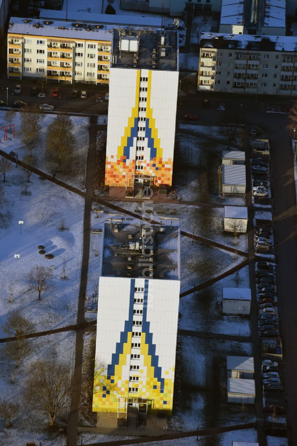 Hennigsdorf aus der Vogelperspektive: Plattenbau- Hochhaus- Wohnsiedlung in Hennigsdorf im Bundesland Brandenburg