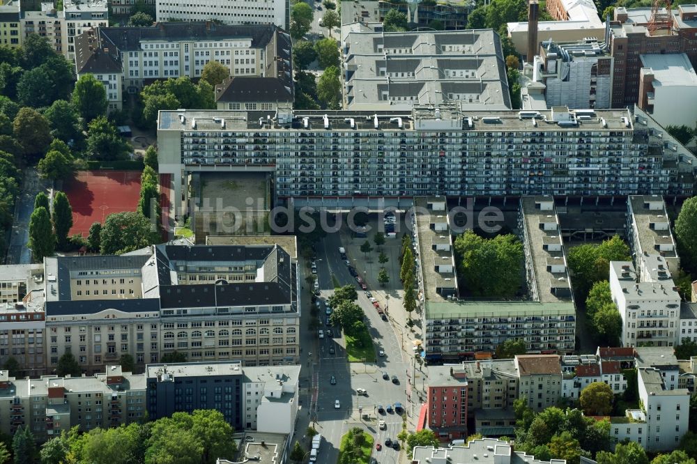 Luftaufnahme Berlin - Plattenbau- Hochhaus- Wohnsiedlung am Hochbunker Pallasstraße im Ortsteil Tempelhof-Schöneberg in Berlin, Deutschland