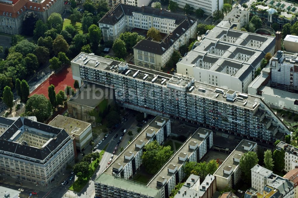 Berlin von oben - Plattenbau- Hochhaus- Wohnsiedlung am Hochbunker Pallasstraße im Ortsteil Tempelhof-Schöneberg in Berlin, Deutschland