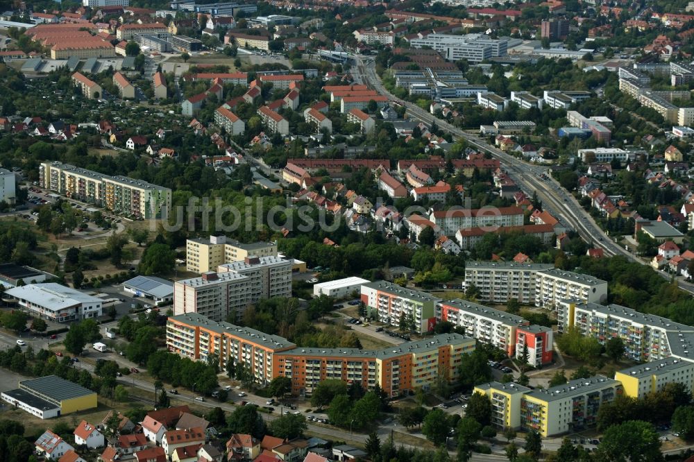 Luftaufnahme Erfurt - Plattenbau- Hochhaus- Wohnsiedlung am Holunderweg in Erfurt im Bundesland Thüringen