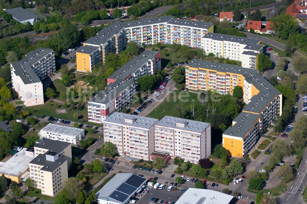 Luftaufnahme Erfurt - Plattenbau- Hochhaus- Wohnsiedlung am Holunderweg in Erfurt im Bundesland Thüringen