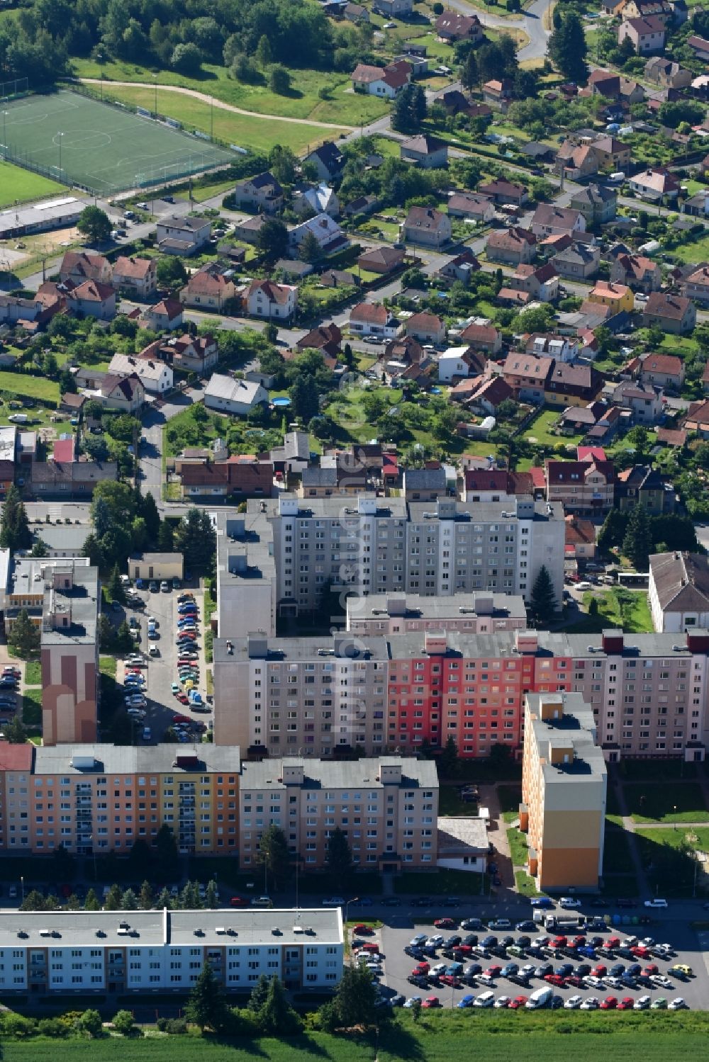 Luftaufnahme Horni Briza - Plattenbau- Hochhaus- Wohnsiedlung in Horni Briza in Plzensky kraj - Pilsner Region - Böhmen, Tschechien