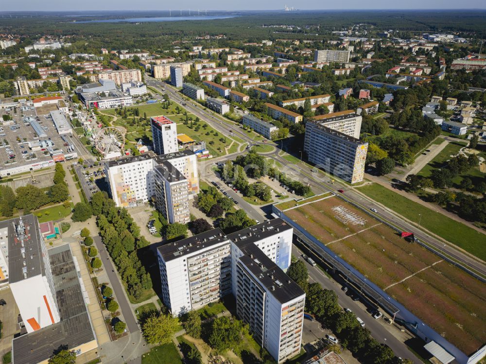 Hoyerswerda aus der Vogelperspektive: Plattenbau- Hochhaus- Wohnsiedlung in Hoyerswerda im Bundesland Sachsen, Deutschland