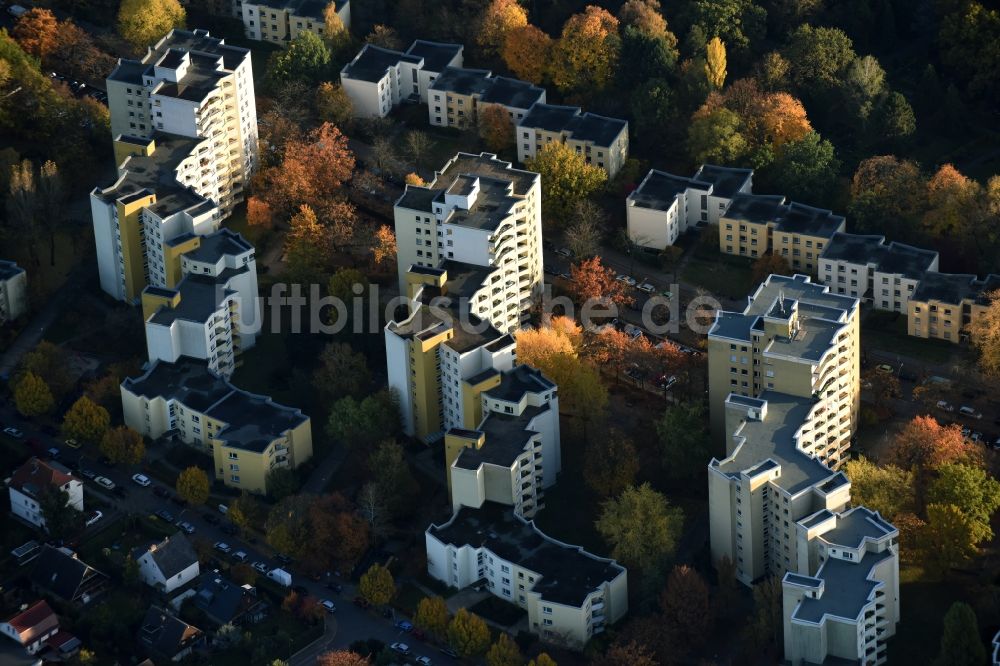 Luftbild Berlin - Plattenbau- Hochhaus- Wohnsiedlung Hundsteinweg in Berlin