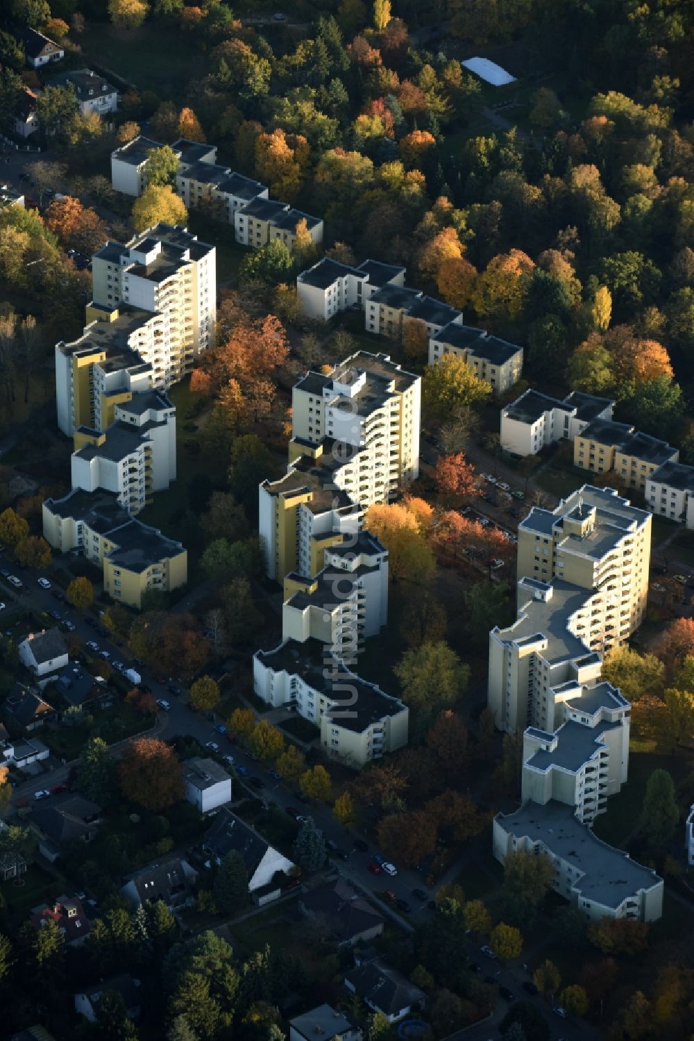 Luftaufnahme Berlin - Plattenbau- Hochhaus- Wohnsiedlung Hundsteinweg in Berlin