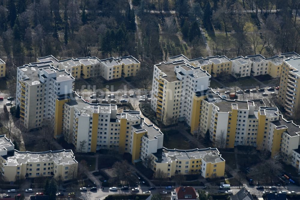 Luftbild Berlin - Plattenbau- Hochhaus- Wohnsiedlung Hundsteinweg - Hausstockweg im Ortsteil Mariendorf in Berlin