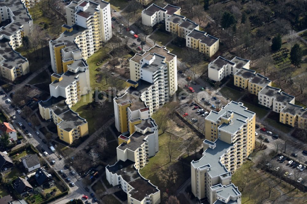 Luftaufnahme Berlin - Plattenbau- Hochhaus- Wohnsiedlung Hundsteinweg - Hausstockweg im Ortsteil Mariendorf in Berlin