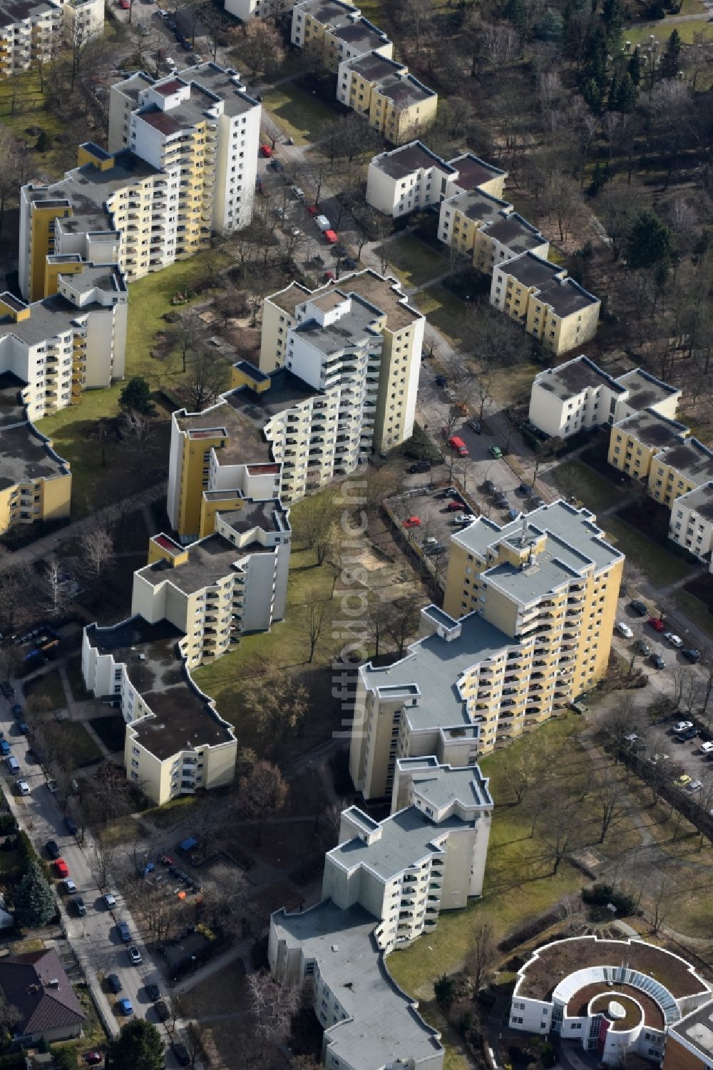 Berlin von oben - Plattenbau- Hochhaus- Wohnsiedlung Hundsteinweg -  Hausstockweg im Ortsteil Mariendorf in Berlin