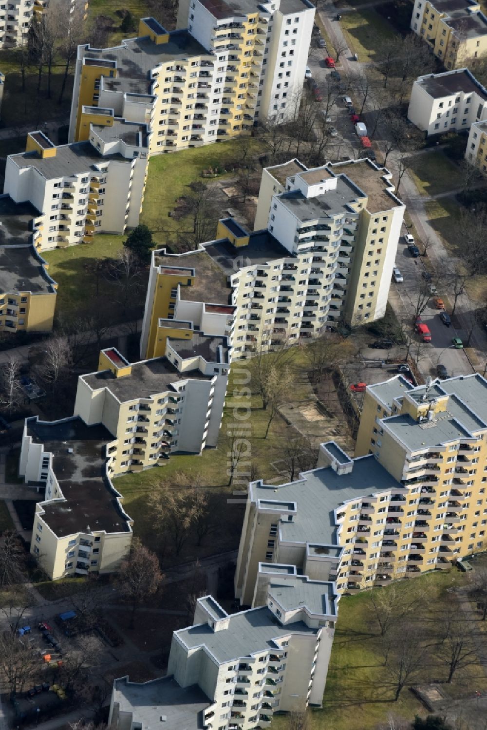 Berlin aus der Vogelperspektive: Plattenbau- Hochhaus- Wohnsiedlung Hundsteinweg - Hausstockweg im Ortsteil Mariendorf in Berlin