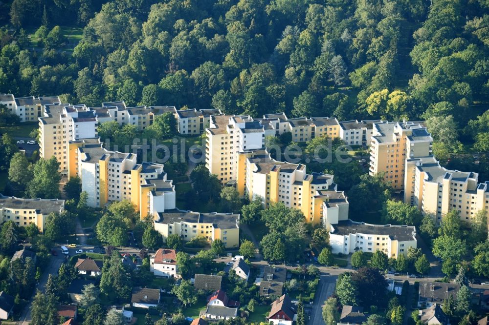 Luftbild Berlin - Plattenbau- Hochhaus- Wohnsiedlung Hundsteinweg - Hausstockweg im Ortsteil Mariendorf in Berlin