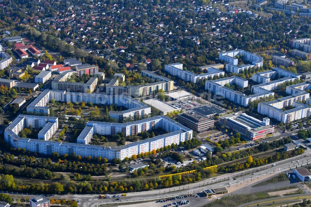 Berlin von oben - Plattenbau- Hochhaus- Wohnsiedlung Kienberg - Neue Grottkauer Straße - Hellersdorfer Straße im Ortsteil Hellersdorf in Berlin, Deutschland