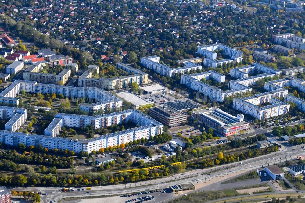 Berlin aus der Vogelperspektive: Plattenbau- Hochhaus- Wohnsiedlung Kienberg - Neue Grottkauer Straße - Hellersdorfer Straße im Ortsteil Hellersdorf in Berlin, Deutschland