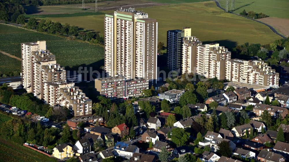 Köln von oben - Plattenbau- Hochhaus- Wohnsiedlung Auf dem Kölnberg im Ortsteil Menschenich in Köln im Bundesland Nordrhein-Westfalen, Deutschland