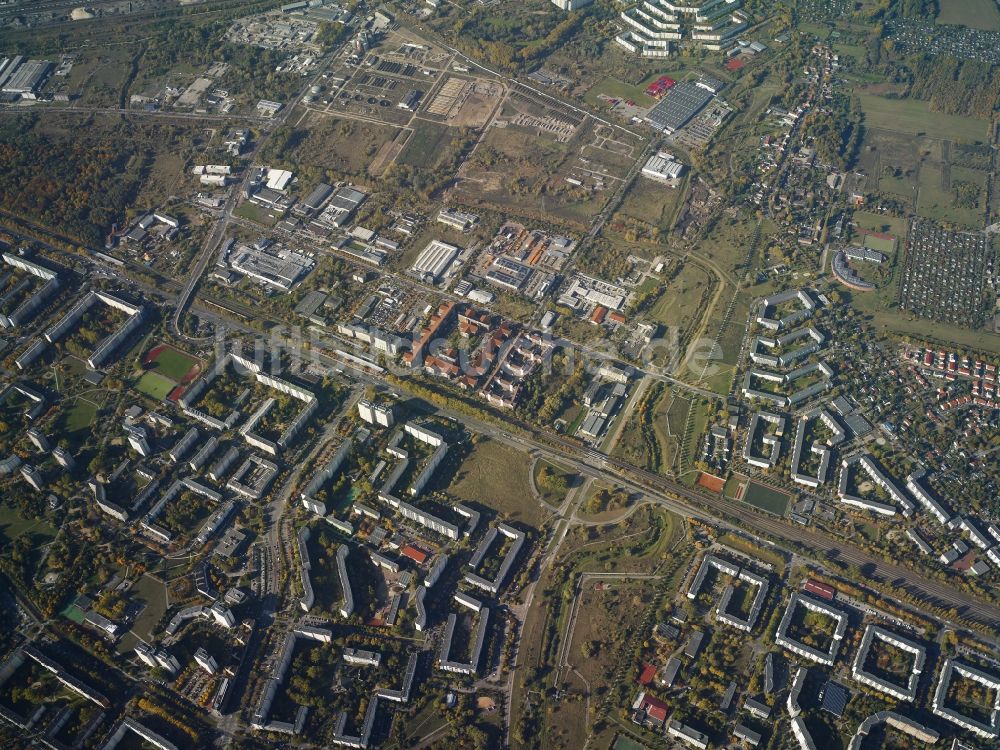 Luftaufnahme Berlin - Plattenbau- Hochhaus- Wohnsiedlung an der Kreuzung Wuhletalstraße und Märkische Allee in Berlin