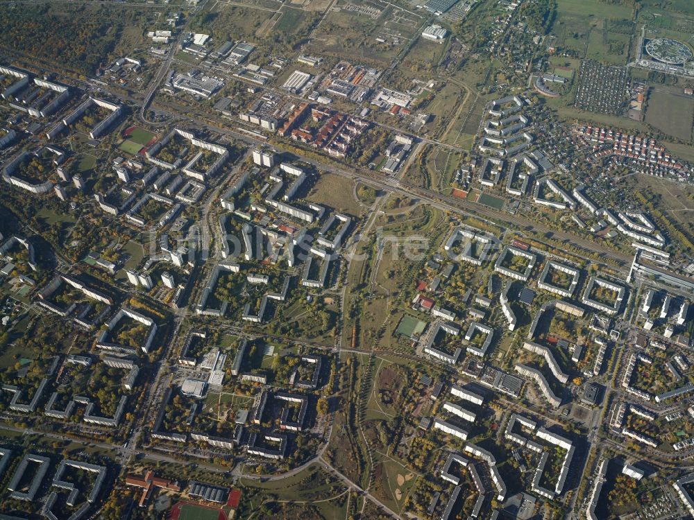 Berlin von oben - Plattenbau- Hochhaus- Wohnsiedlung an der Kreuzung Wuhletalstraße und Märkische Allee in Berlin