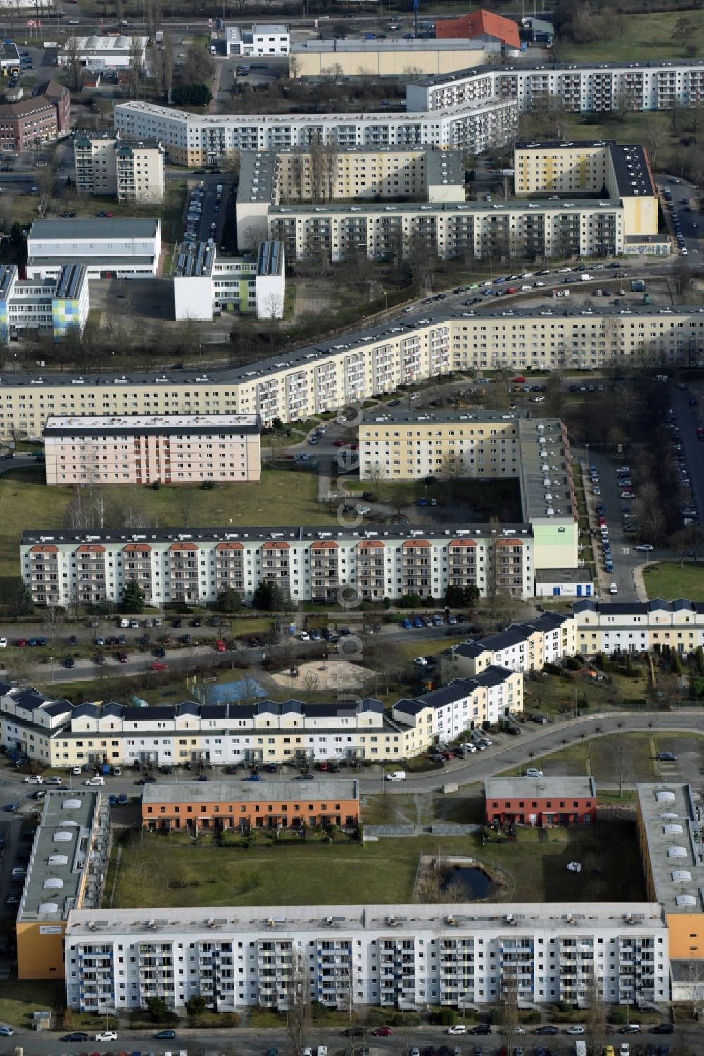 Luftaufnahme Magdeburg - Plattenbau- Hochhaus- Wohnsiedlung Kritzmannstraße - Olvenstedter Graseweg im Ortsteil Neustädter Feld in Magdeburg im Bundesland Sachsen-Anhalt