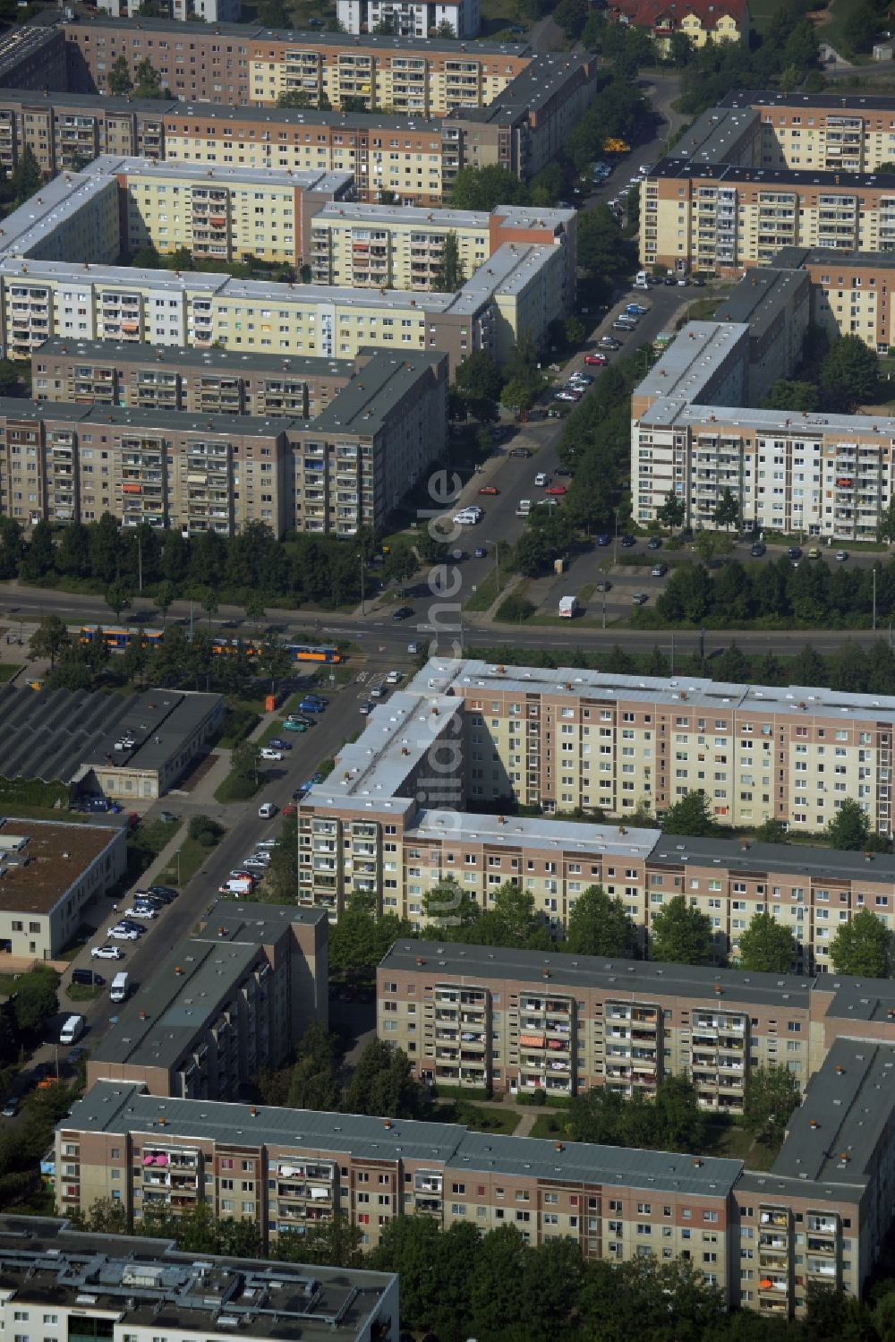 Leipzig aus der Vogelperspektive: Plattenbau- Hochhaus- Wohnsiedlung in Leipzig im Bundesland Sachsen