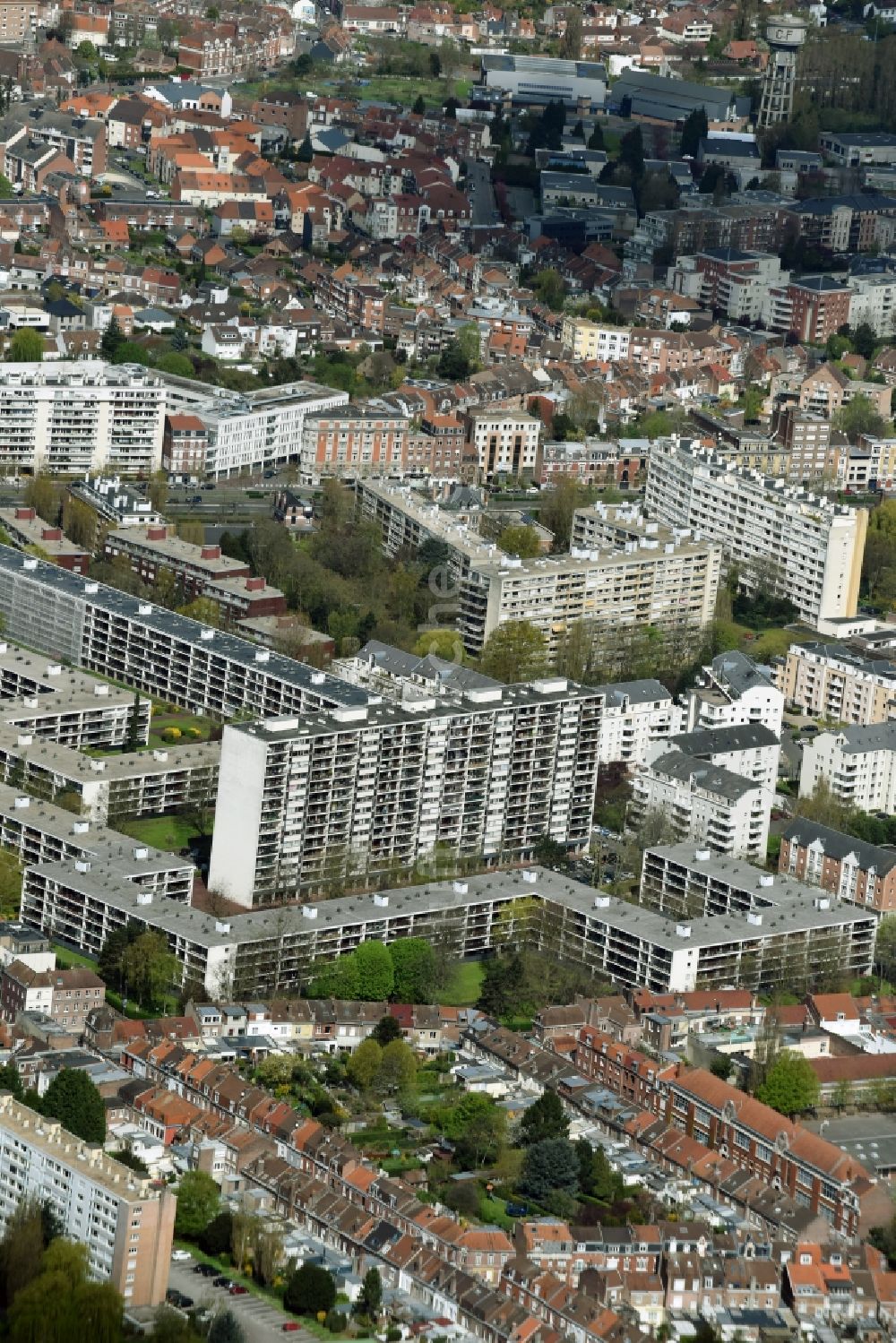 Lille aus der Vogelperspektive: Plattenbau- Hochhaus- Wohnsiedlung in Lille in Nord-Pas-de-Calais Picardie, Frankreich