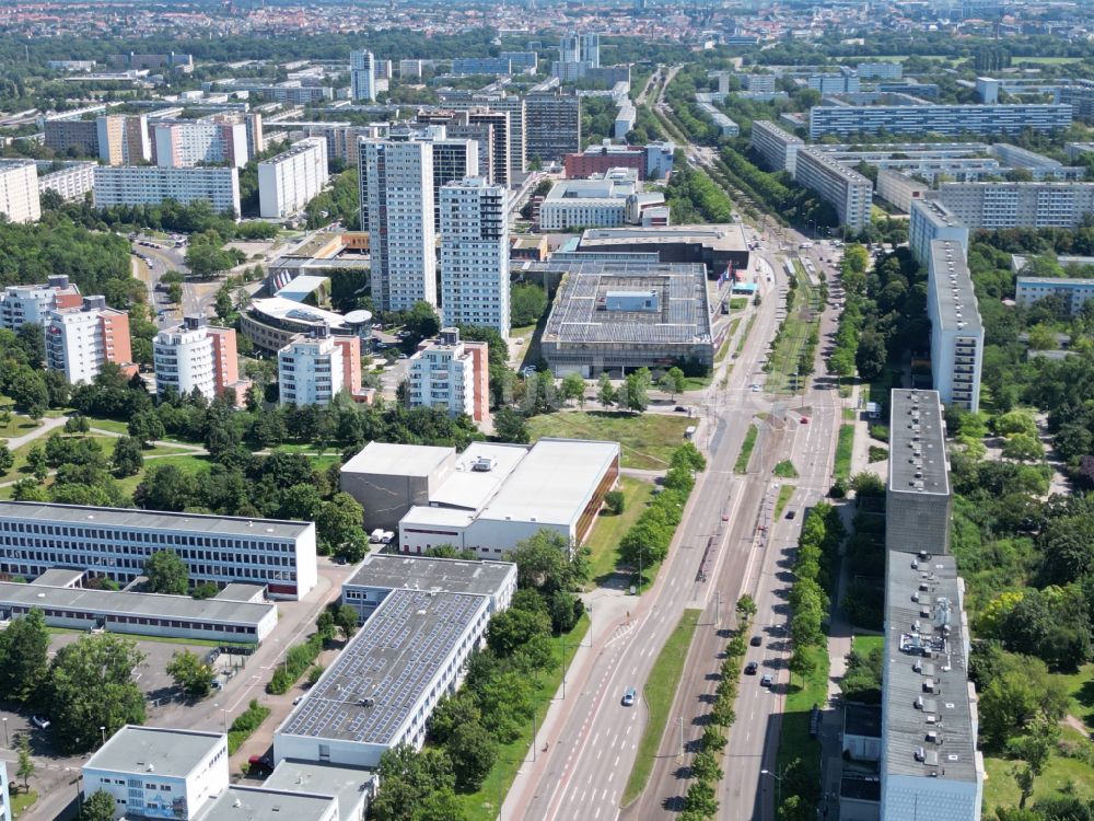 Halle (Saale) aus der Vogelperspektive: Plattenbau- Hochhaus- Wohnsiedlung An der Magistrale in Halle (Saale) im Bundesland Sachsen-Anhalt, Deutschland