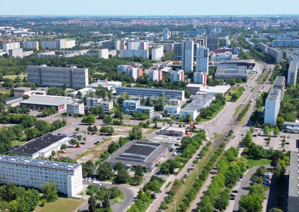 Luftaufnahme Halle (Saale) - Plattenbau- Hochhaus- Wohnsiedlung An der Magistrale in Halle (Saale) im Bundesland Sachsen-Anhalt, Deutschland