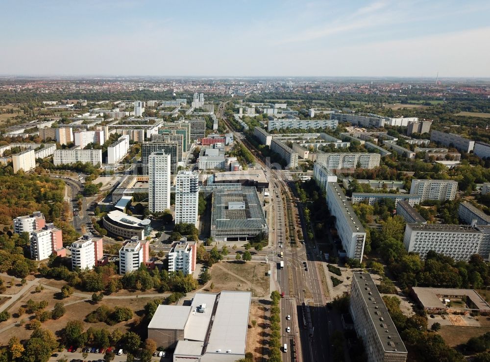 Halle (Saale) von oben - Plattenbau- Hochhaus- Wohnsiedlung An der Magistrale im Ortsteil Neustadt in Halle (Saale) im Bundesland Sachsen-Anhalt, Deutschland