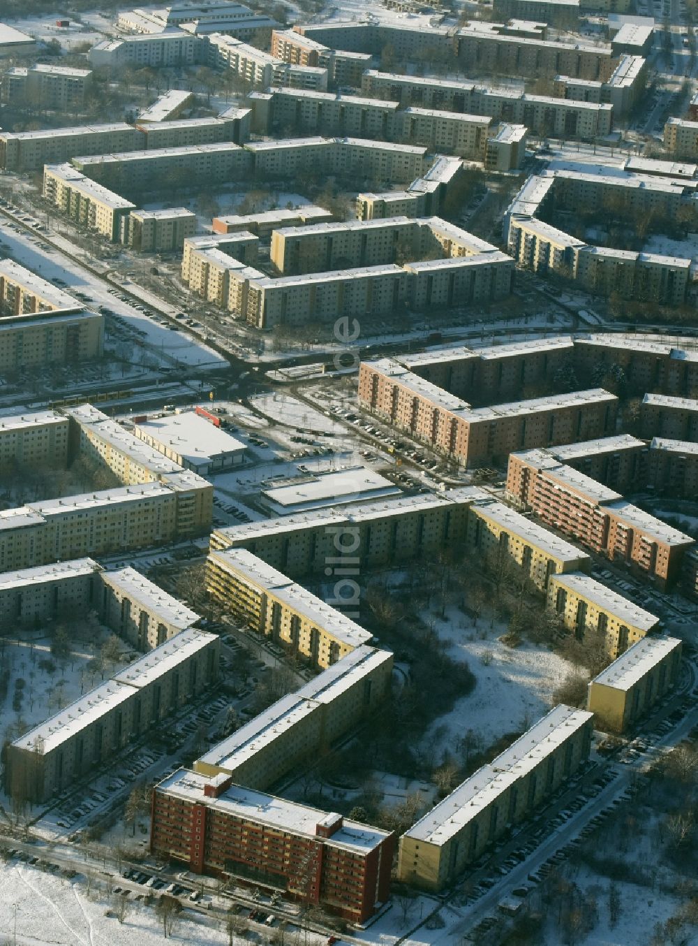 Luftaufnahme Berlin - Plattenbau- Hochhaus- Wohnsiedlung in Marzahn Hellersdorf in Berlin