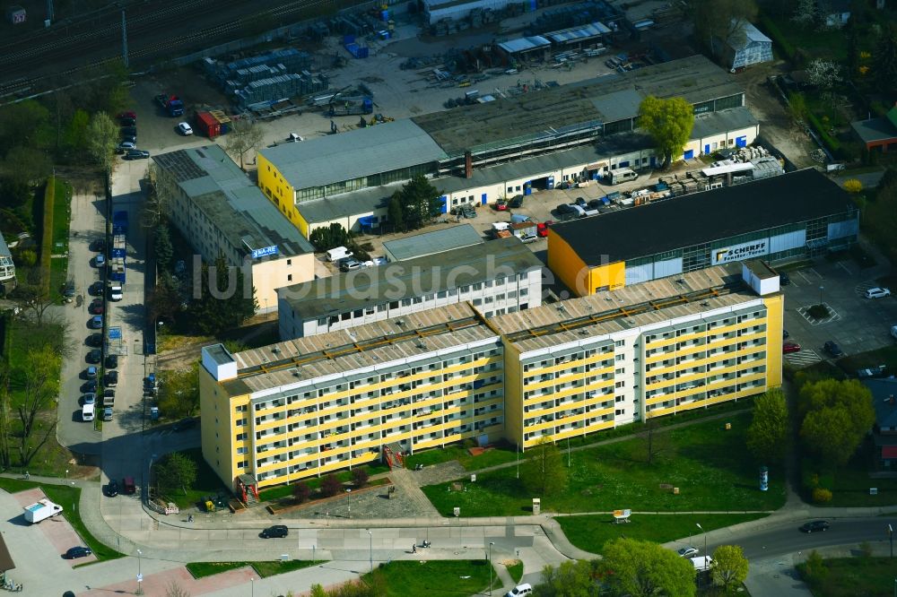 Berlin aus der Vogelperspektive: Plattenbau- Hochhaus- Wohnsiedlung an der Marzahner Chaussee in Berlin, Deutschland