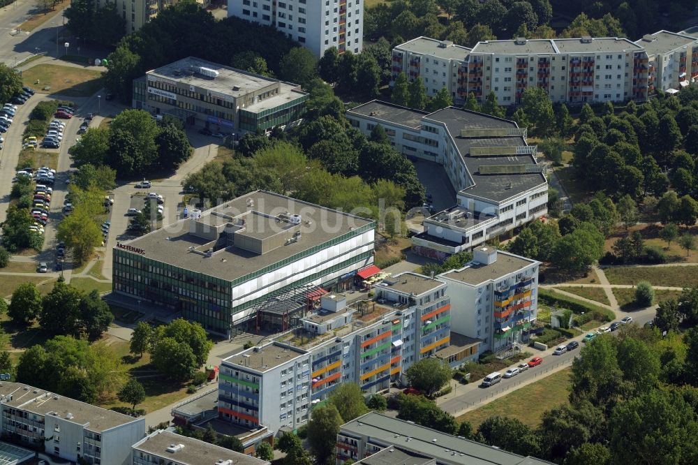 Luftaufnahme Berlin - Plattenbau- Hochhaus- Wohnsiedlung an der Mehrower Allee in Berlin