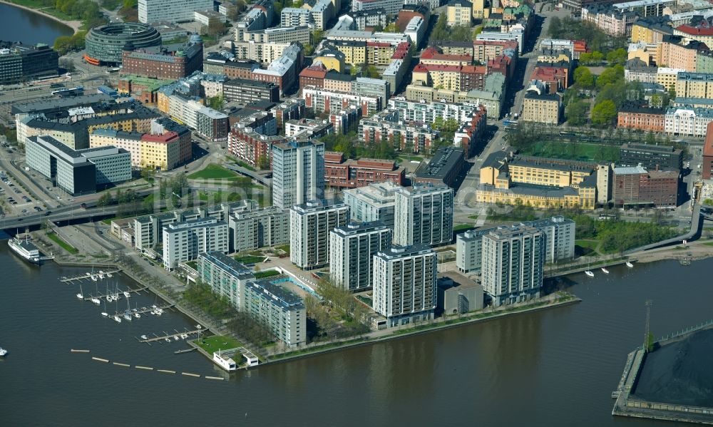 Luftaufnahme Helsinki - Helsingfors - Plattenbau- Hochhaus- Wohnsiedlung Merihaka in Helsinki - Helsingfors in Finnland