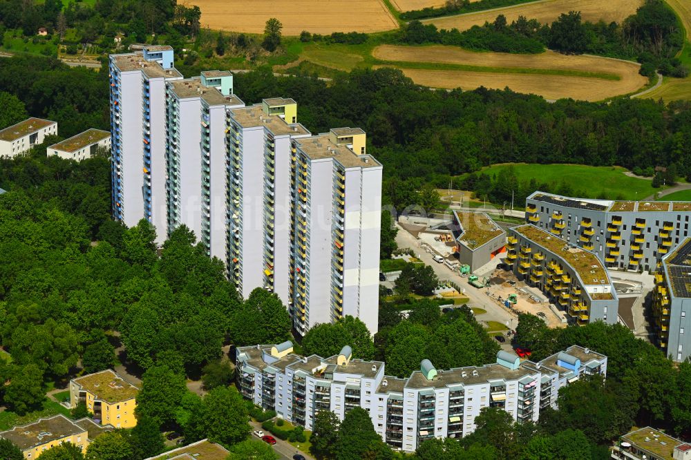 Luftaufnahme Freiberg - Plattenbau- Hochhaus- Wohnsiedlung an der Mönchfeldstraße in Freiberg im Bundesland Baden-Württemberg, Deutschland